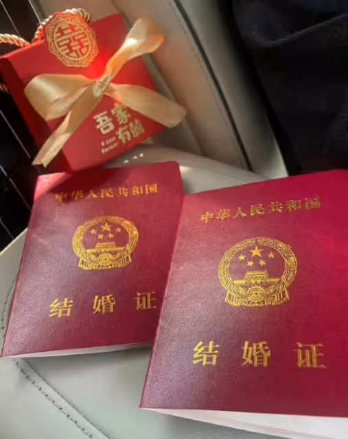 汪小菲夫妻宴請好友,小梅肚子隆起像孕婦,包廂內張貼大喜字