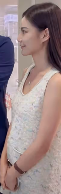 汪小菲夫妻宴請好友,小梅肚子隆起像孕婦,包廂內張貼大喜字