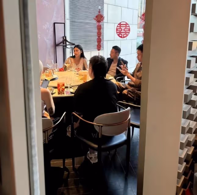 汪小菲夫妻宴請好友,小梅肚子隆起像孕婦,包廂內張貼大喜字