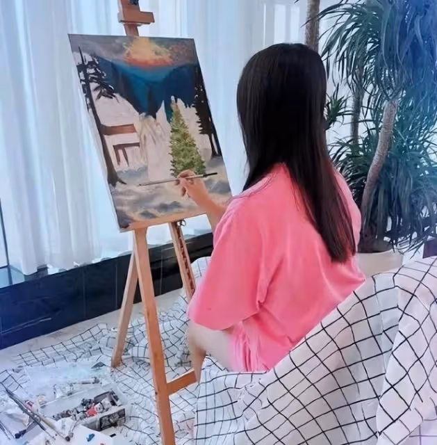 王詩齡貴族學校內景公開，學習氛圍好，吊燈和桌椅很高級