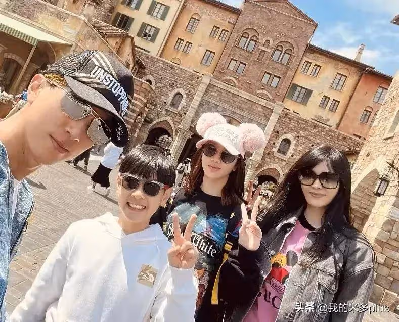 吳尊陪孩子戶外露營,NeiNei染黃髮塗口紅,臉上兩顆痣好漂亮