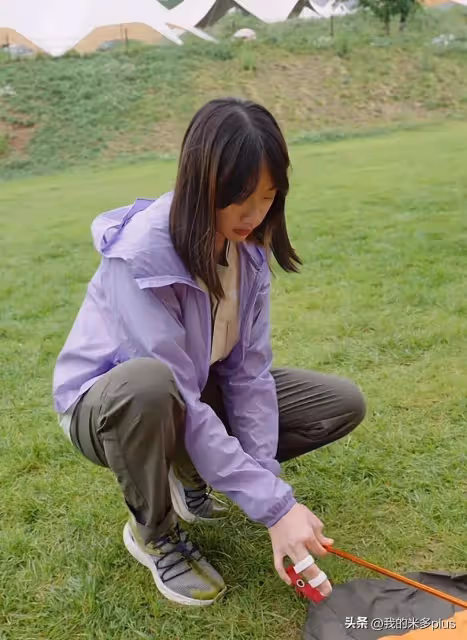 吳尊陪孩子戶外露營,NeiNei染黃髮塗口紅,臉上兩顆痣好漂亮