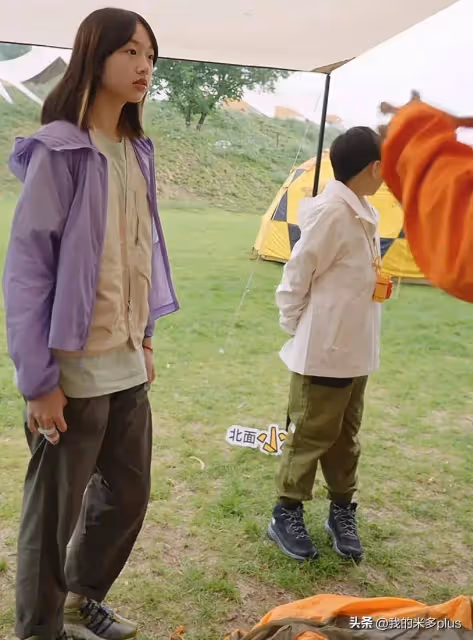 吳尊陪孩子戶外露營,NeiNei染黃髮塗口紅,臉上兩顆痣好漂亮