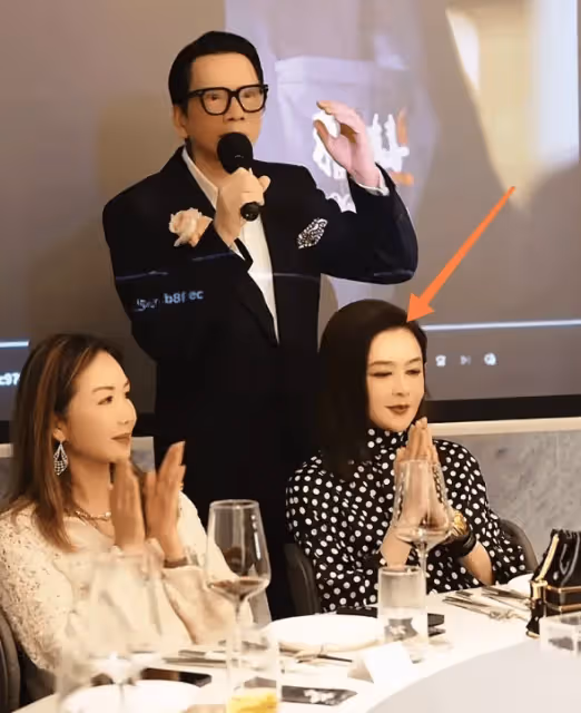 向太宴請好友,61歲關之琳罕見露面,郭碧婷帶二胎兒子穿得太隨意