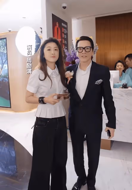 向太宴請好友,61歲關之琳罕見露面,郭碧婷帶二胎兒子穿得太隨意