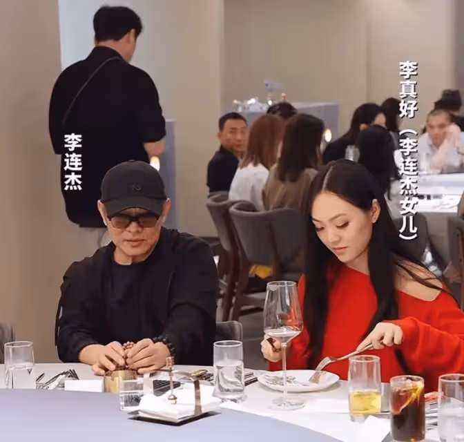 向太宴請好友,61歲關之琳罕見露面,郭碧婷帶二胎兒子穿得太隨意