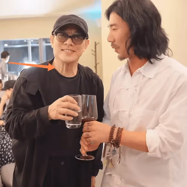 向太宴請好友,61歲關之琳罕見露面,郭碧婷帶二胎兒子穿得太隨意