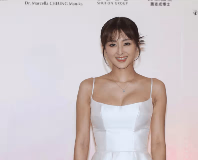 TVB前女星低胸黑裙彈琴！身材極好被網友質疑沒生過，竟是「找代母」？
