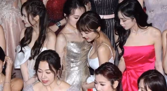 TVB前女星低胸黑裙彈琴！身材極好被網友質疑沒生過，竟是「找代母」？