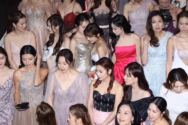 TVB前女星低胸黑裙彈琴！身材極好被網友質疑沒生過，竟是「找代母」？