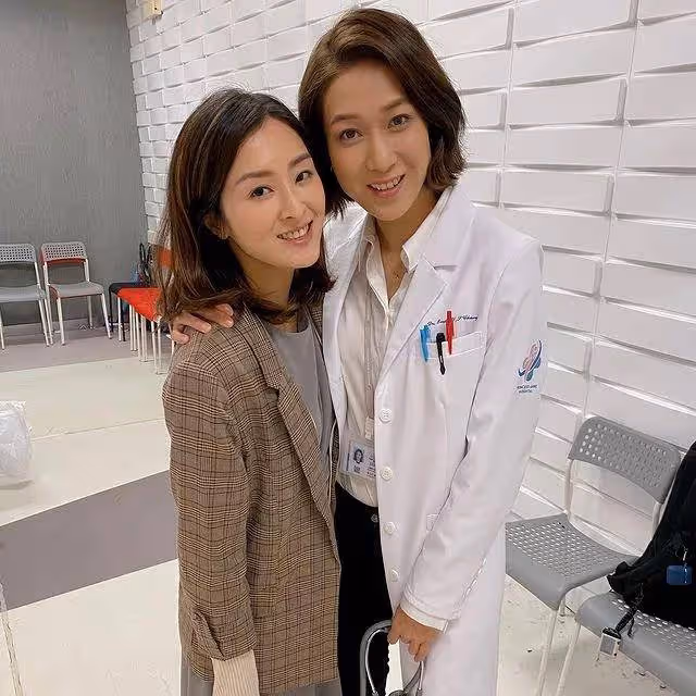 TVB前女星低胸黑裙彈琴！身材極好被網友質疑沒生過，竟是「找代母」？