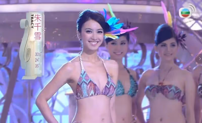 TVB前女星低胸黑裙彈琴!身材極好被網友質疑沒生過,竟是「找代母」?
