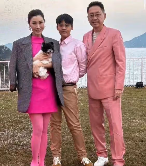 李嘉欣曬出新年全家福,一家三口同樣穿粉色,一個比一個尷尬