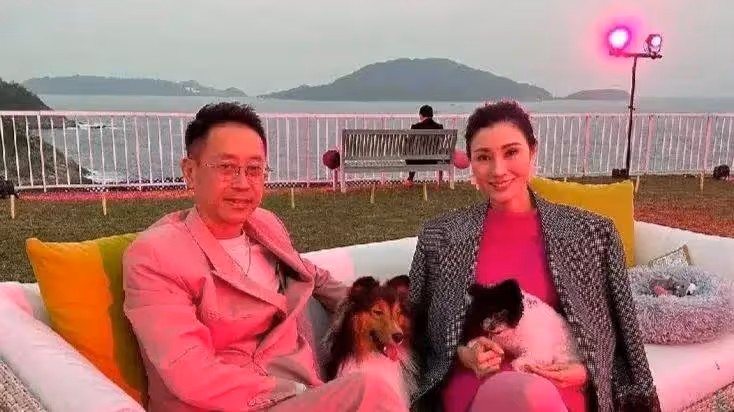 李嘉欣曬出新年全家福,一家三口同樣穿粉色,一個比一個尷尬