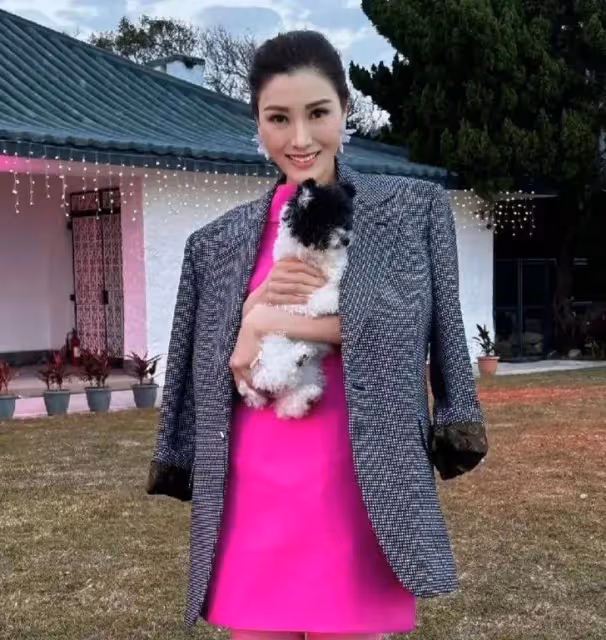 李嘉欣曬出新年全家福,一家三口同樣穿粉色,一個比一個尷尬