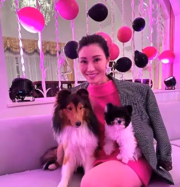 李嘉欣曬出新年全家福,一家三口同樣穿粉色,一個比一個尷尬