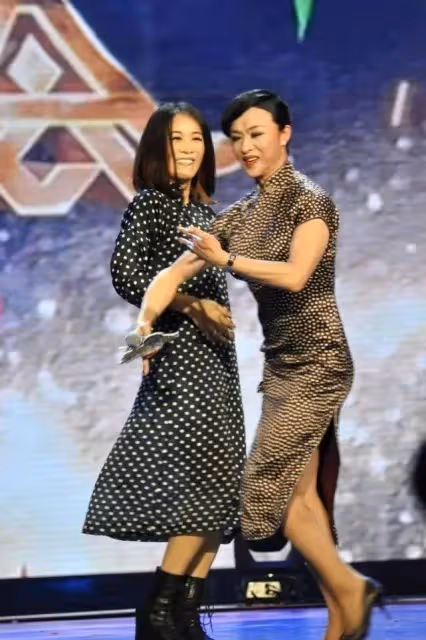 金星那英同框,金星穿旗袍舞姿妖嬈太女人,那英身體僵硬卻像爺們