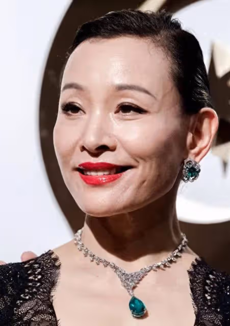 陳沖不走尋常路,壯碩身材穿緊身蕾絲裙氣質驚艷,年過半百依舊美