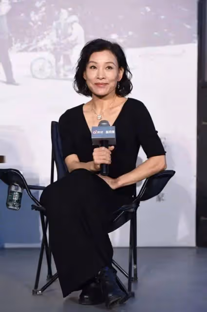 陳沖不走尋常路,壯碩身材穿緊身蕾絲裙氣質驚艷,年過半百依舊美