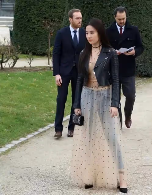 37歲單身劉亦菲徹底放飛,穿成這樣,玉女形象果真不要了!