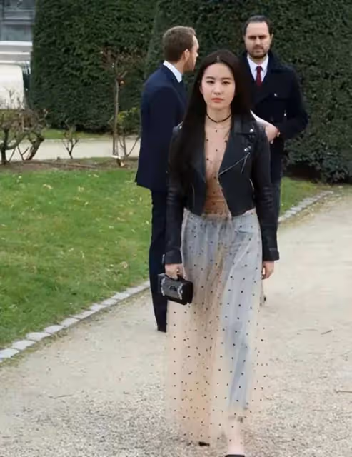 37歲單身劉亦菲徹底放飛,穿成這樣,玉女形象果真不要了!