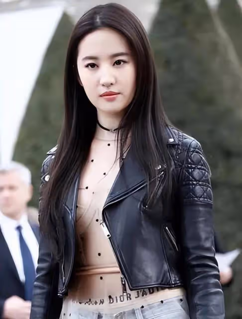 37歲單身劉亦菲徹底放飛,穿成這樣,玉女形象果真不要了!