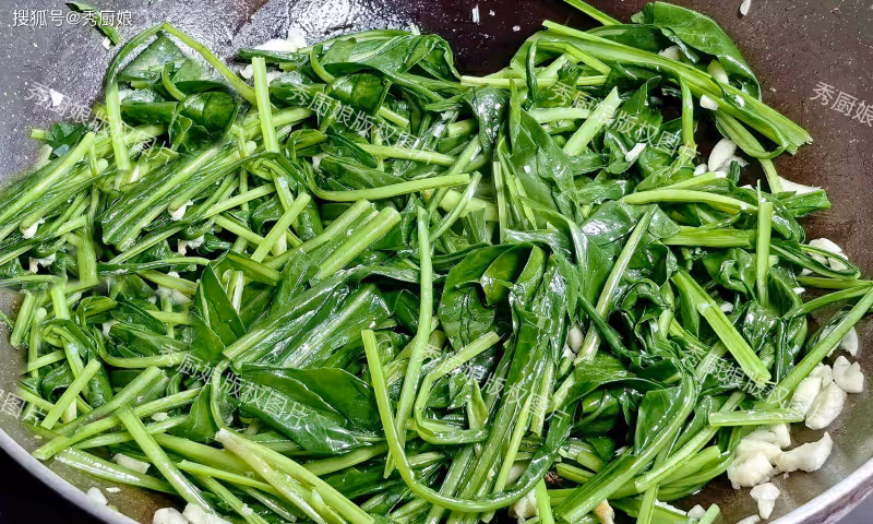 一養肝、二降火、三消炎、四通便,夏天這菜使勁吃,隨手一炒真香