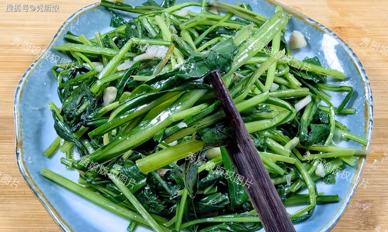 一養肝、二降火、三消炎、四通便,夏天這菜使勁吃,隨手一炒真香