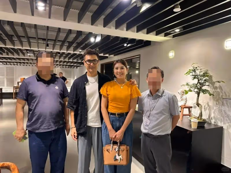 TVB視帝妻子品味提升，曾被懷疑懷二胎，出行手拿16萬手袋