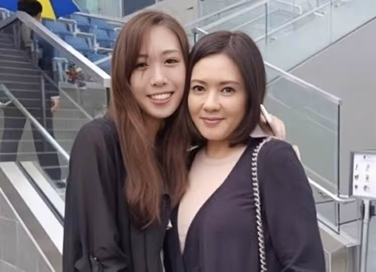 一代女神李麗珍慶祝入行40年,曬與女兒合照,身材發胖仍風韻猶存
