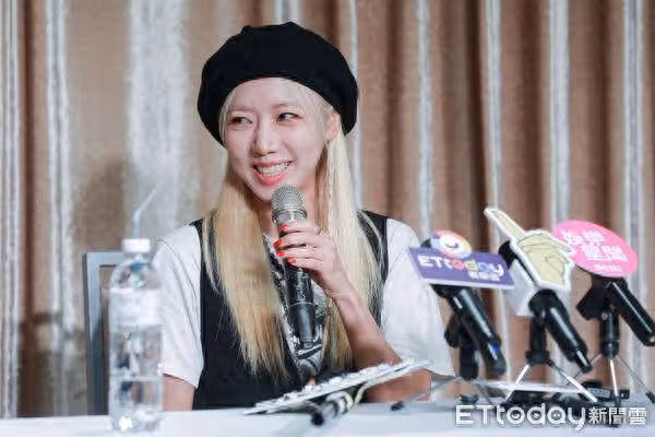 南珠獨自來台「把Apink帶來了」 秀友情戒指:她們與我同在