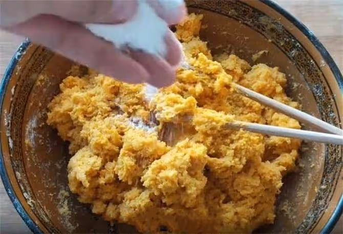 一碗玉米面,半個南瓜,筷子一攪,個個鬆軟開花,15分鐘搞定早餐