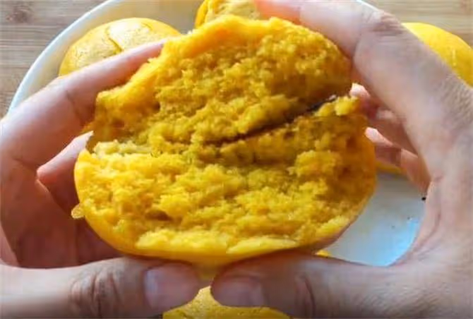 一碗玉米面,半個南瓜,筷子一攪,個個鬆軟開花,15分鐘搞定早餐