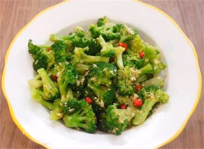 難怪飯店的涼拌西蘭花好吃?原來還要多做這一步,清脆爽口又解饞