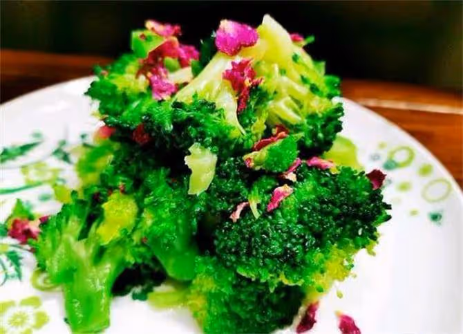 難怪飯店的涼拌西蘭花好吃?原來還要多做這一步,清脆爽口又解饞