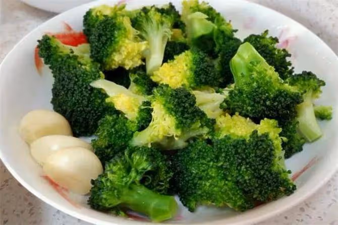 難怪飯店的涼拌西蘭花好吃?原來還要多做這一步,清脆爽口又解饞