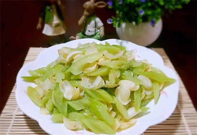 新鮮百合怎樣炒沒有苦味?大廚教你正確做法,百合清香甘甜無澀味