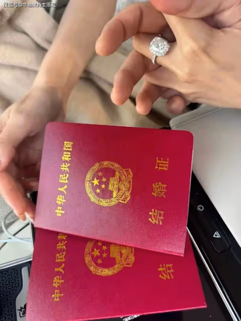 汪小菲曬結婚證官宣再婚,小梅戴鴿子蛋鑽戒細節拉滿,大S送上祝福