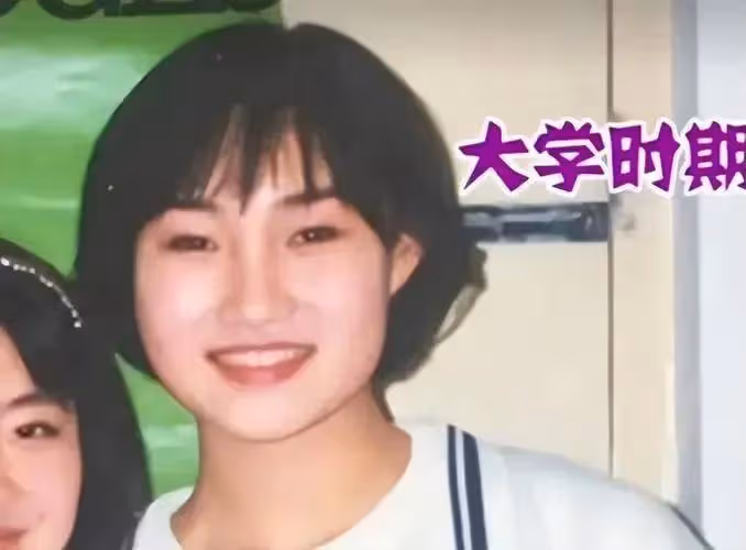 她是央視知名主持人,「貸款」上班20年,戴假髮出鏡,真實面目讓人驚訝!