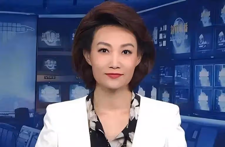 她是央視知名主持人,「貸款」上班20年,戴假髮出鏡,真實面目讓人驚訝!