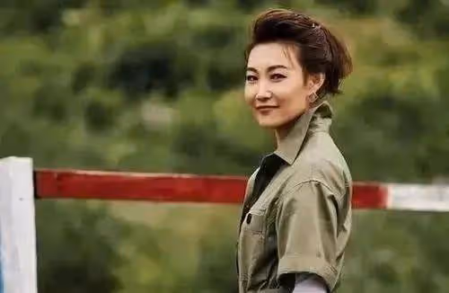 她是央視知名主持人,「貸款」上班20年,戴假髮出鏡,真實面目讓人驚訝!