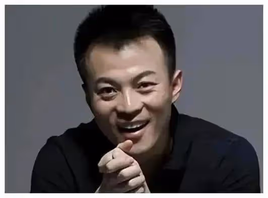 他的父親是金牌編劇,媳婦是演員,他本可以平步青雲,卻甘願從龍套做起