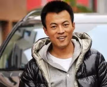 他的父親是金牌編劇,媳婦是演員,他本可以平步青雲,卻甘願從龍套做起