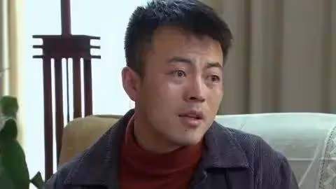 他的父親是金牌編劇,媳婦是演員,他本可以平步青雲,卻甘願從龍套做起