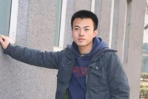 他的父親是金牌編劇,媳婦是演員,他本可以平步青雲,卻甘願從龍套做起