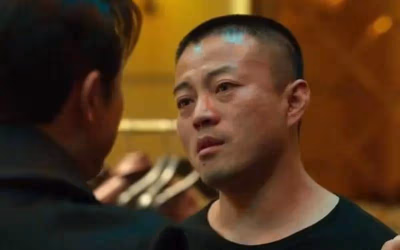 他的父親是金牌編劇,媳婦是演員,他本可以平步青雲,卻甘願從龍套做起