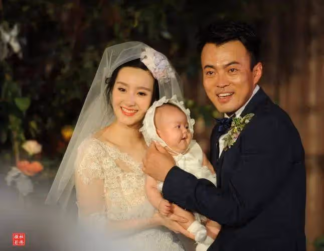 他的父親是金牌編劇,媳婦是演員,他本可以平步青雲,卻甘願從龍套做起