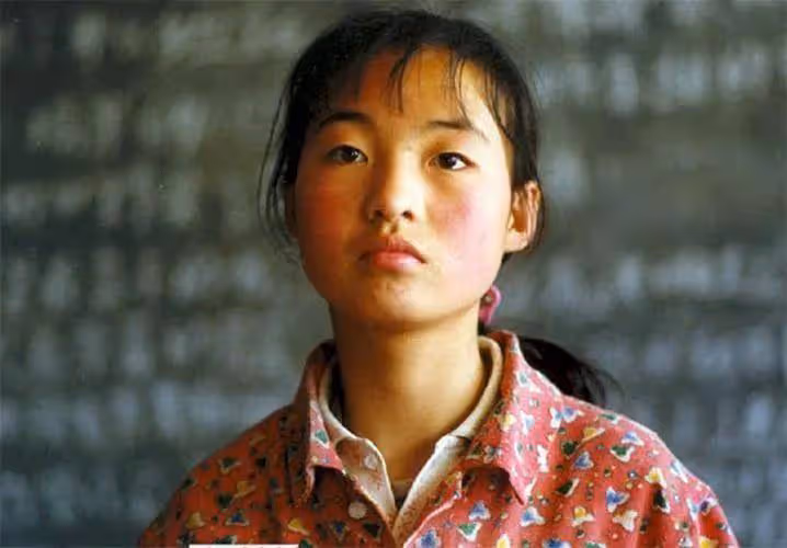 13歲一夜爆紅,卻因長相被張藝謀當場勸退,24年後「最丑謀女郎」竟變成了這樣
