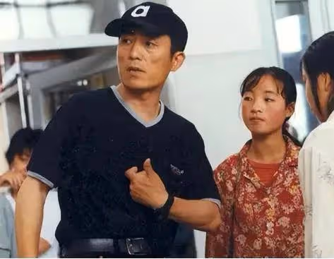 13歲一夜爆紅,卻因長相被張藝謀當場勸退,24年後「最丑謀女郎」竟變成了這樣