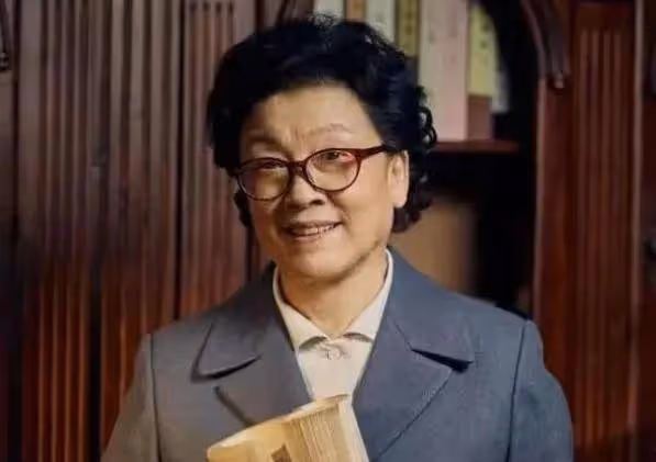 她是國家一級演員,結婚46年因拍戲錯過最佳生育,如今61歲當上母親享天倫之樂